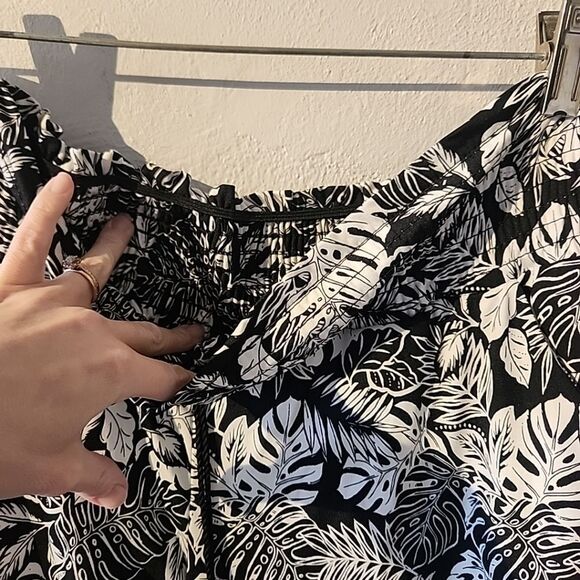 Robert Louis Petite Women's PM Black White Floral Pull-On Palazzo Pants - Picture 4 of 5